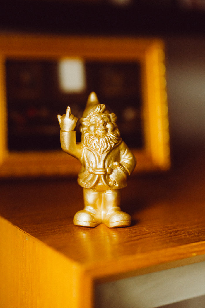 Goldener Deko-Zwerg „Cheeky Gnome“