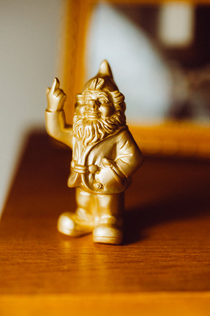 Goldener Deko-Zwerg „Cheeky Gnome“