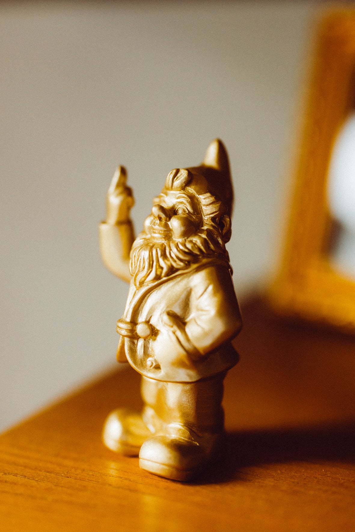 Goldener Deko-Zwerg „Cheeky Gnome“