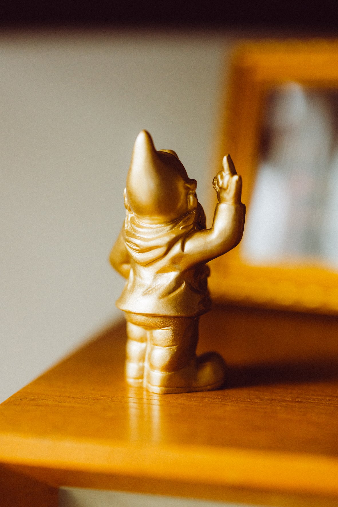 Goldener Deko-Zwerg „Cheeky Gnome“